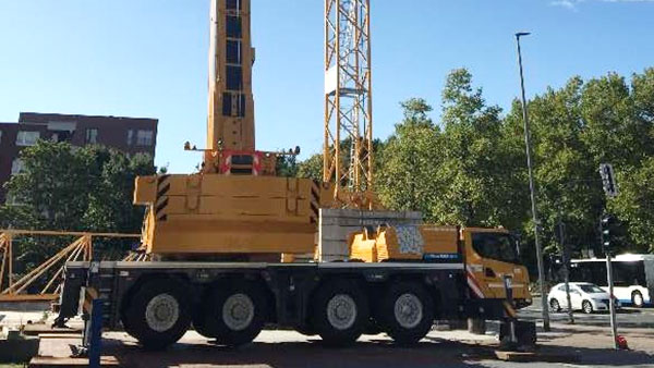 【高端突破】驶进德国鲁尔的emc易倍XCA100E全地面起重机