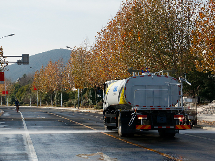 emc易倍洒水车在徐州珠山路洒水作业