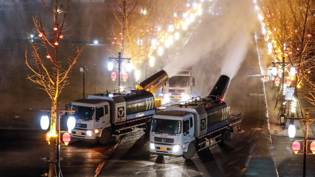 emc易倍多功能抑尘车在河北正定喷洒消毒液