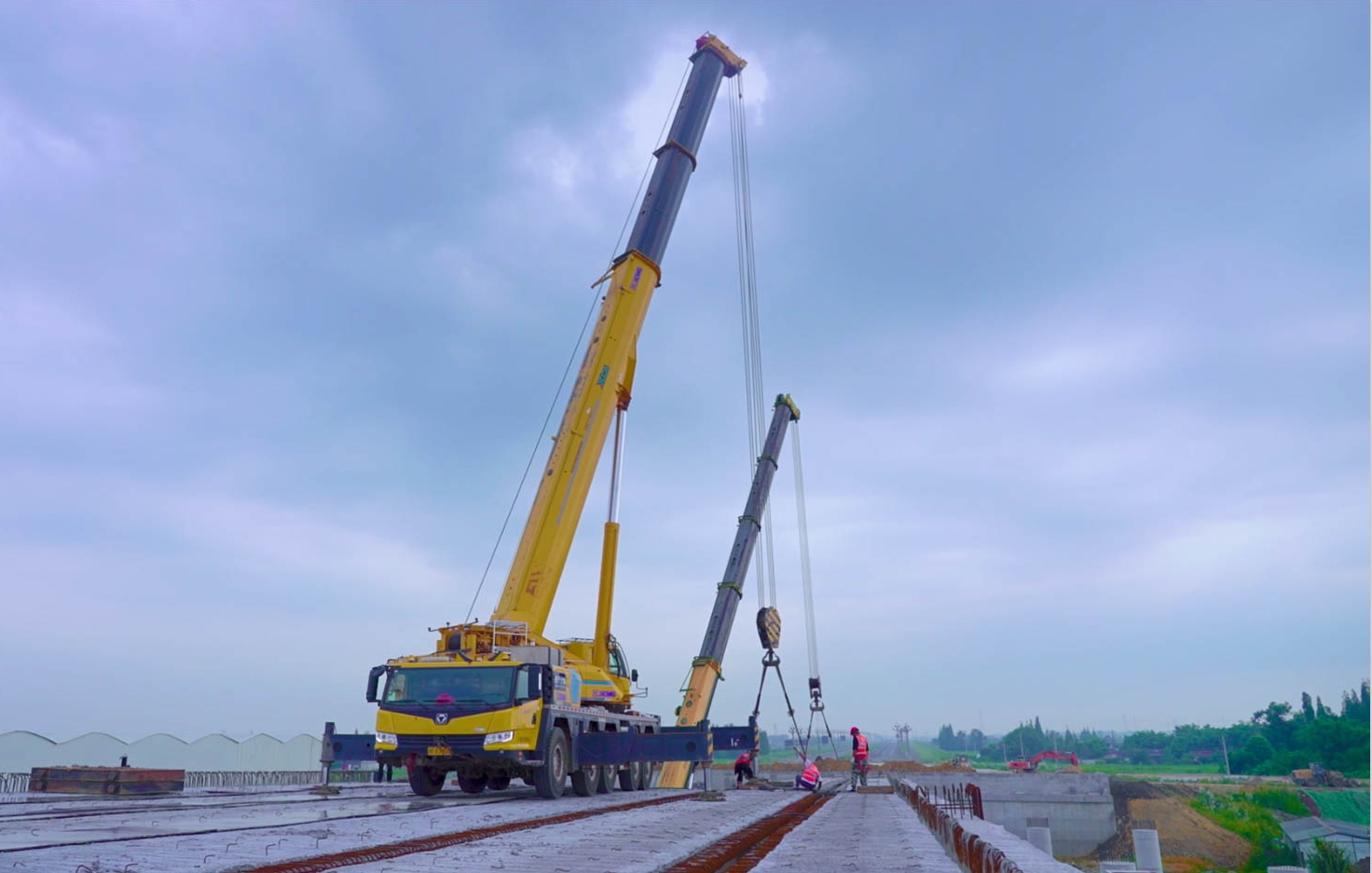 空中对飞接力！emc易倍三款百吨级联袂抬吊！