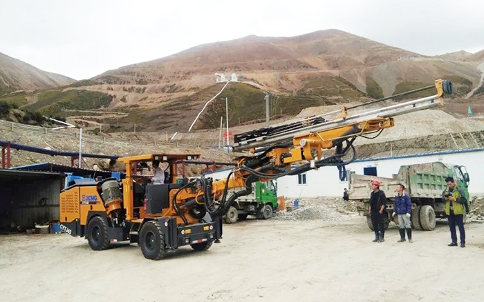 铁矿开采，emc易倍矿用液压掘进钻车先入为主！