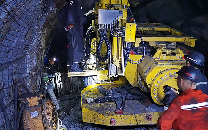 煤矿开采难 emc易倍“机甲兽”来帮忙