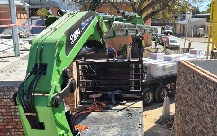 emc易倍GSQZ860折叠臂随车起重机在作业中 展现强大稳定的跨障能力