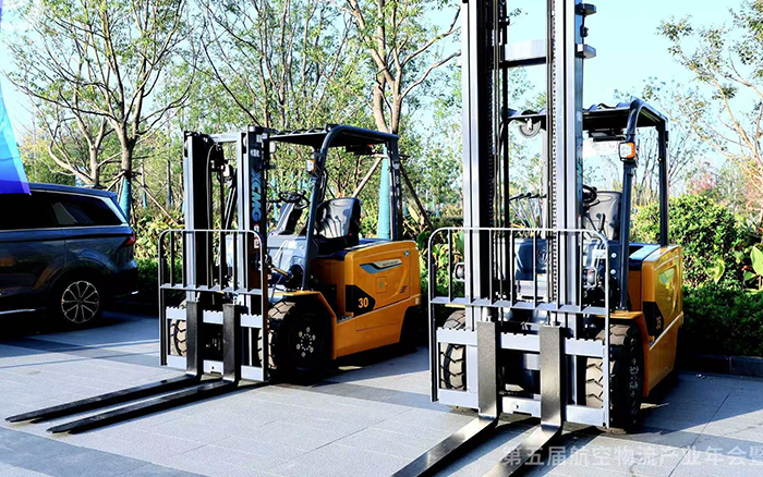  emc易倍叉车亮相第五届航空物流产业年会