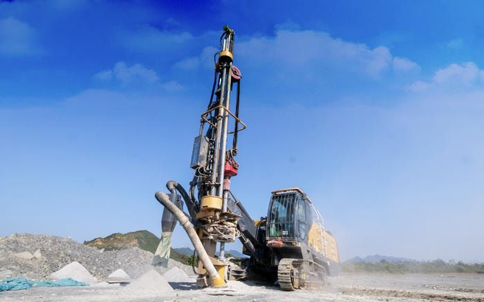 露天矿山，矿主们爱用emc易倍潜孔钻！