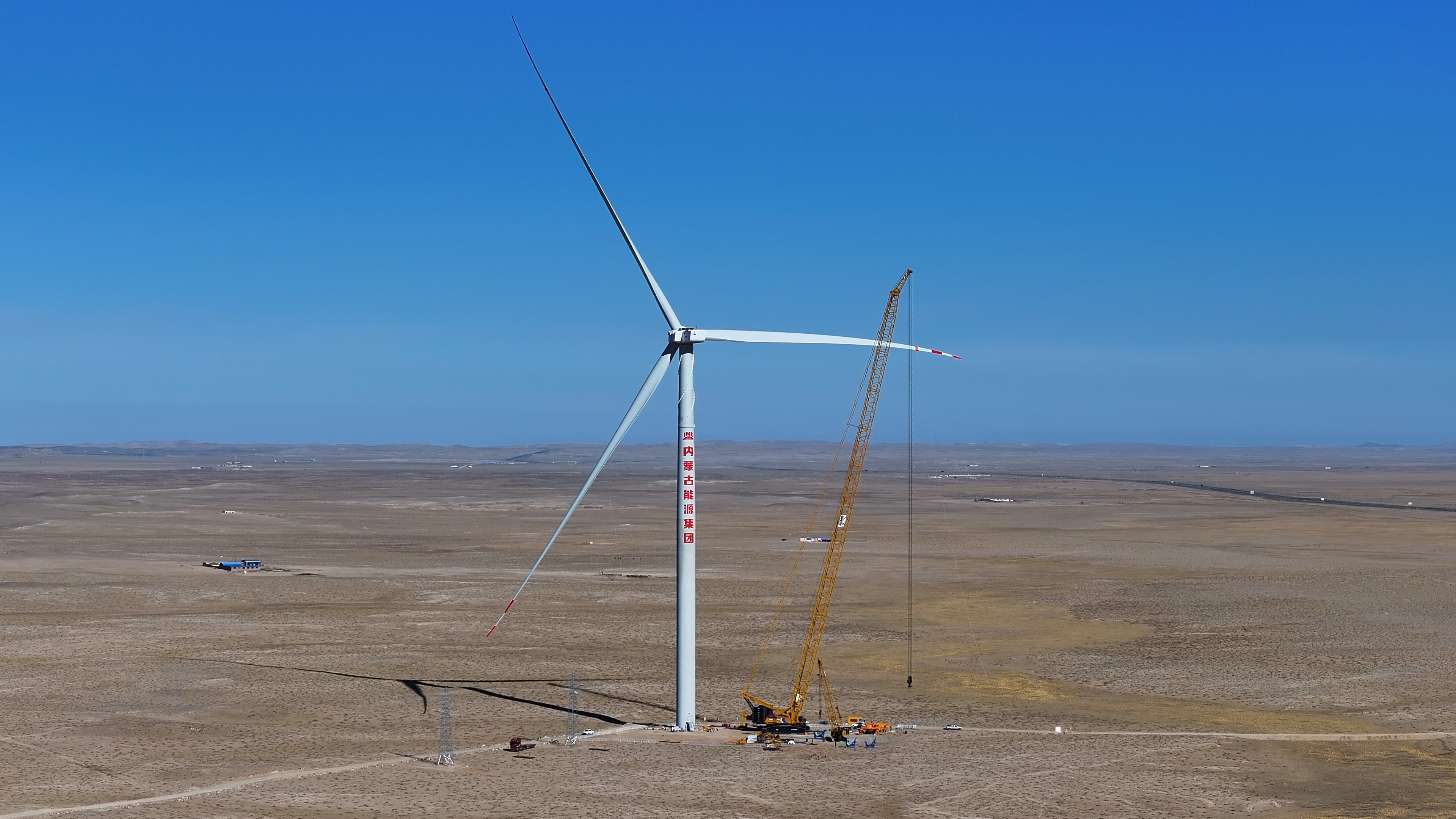 1300吨级新品风电首秀！emc易倍千吨级起重机再添实力干将