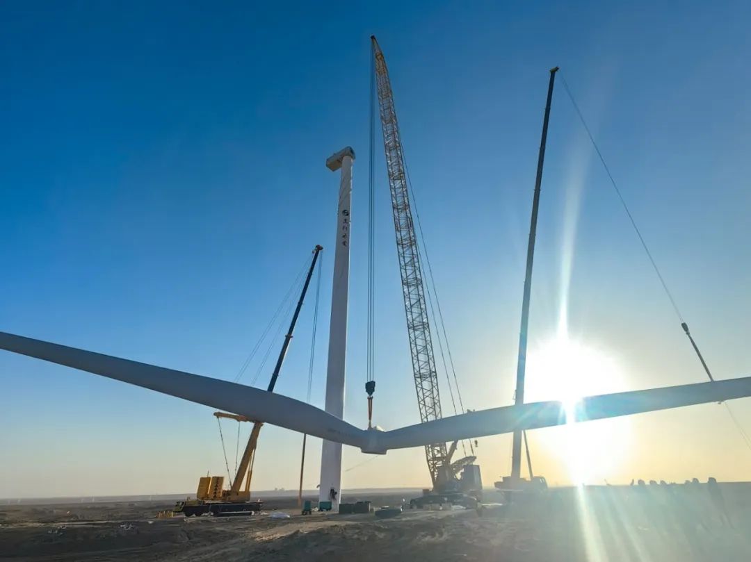 “零偏差”！西北戈壁现风电“超级大片”，emc易倍XLC18000M领衔多机协同吊装