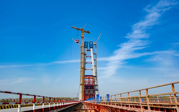 全球最大塔机亮相央视！emc易倍助力马鞍山长江大桥主塔吊装