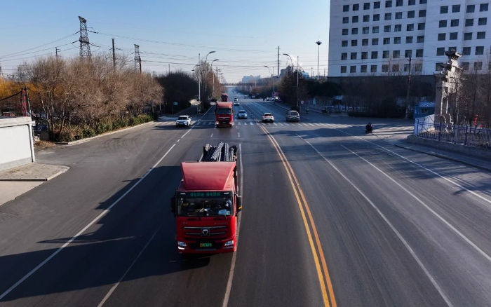 降碳增绿！emc易倍新能源重卡携手客户向绿而行
