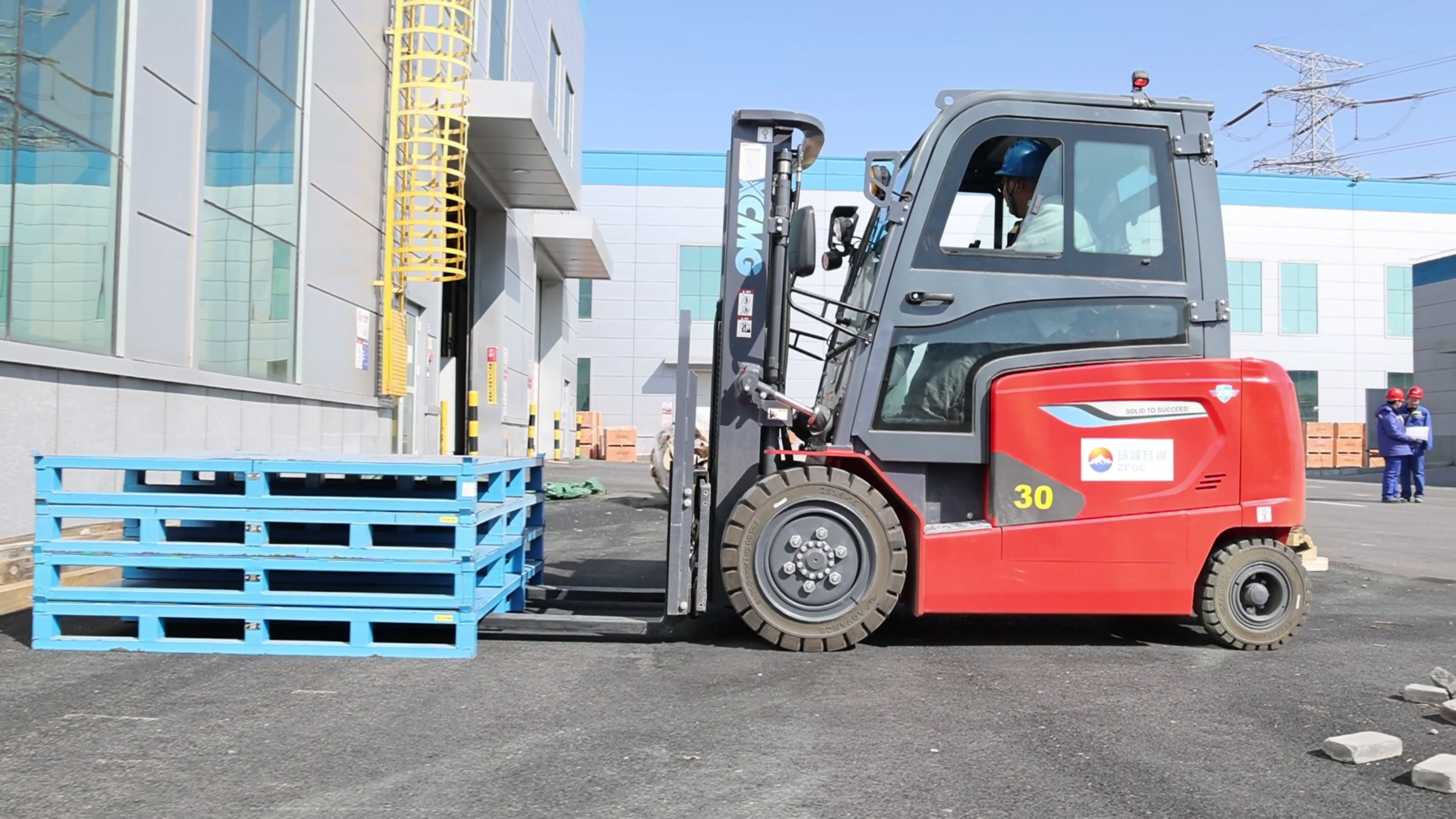 小巧精悍，emc易倍鲲鹏系列电动平衡重叉车制造业大展身手