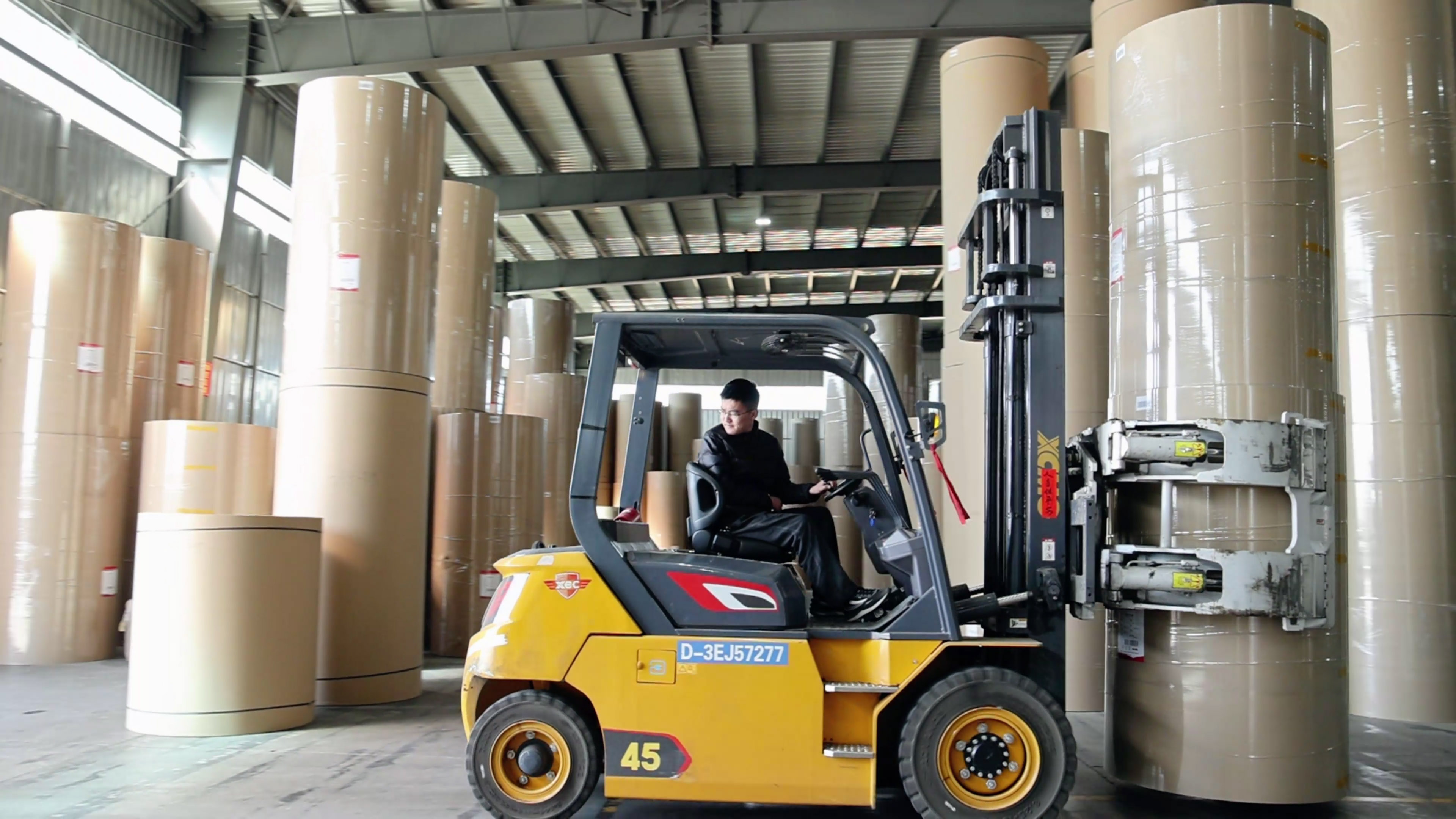 纸卷厂搬运利器，emc易倍孔雀系列高压重载电动叉车