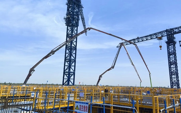 72米巨臂显神威！emc易倍“钢铁侠”集结汉南长江大桥