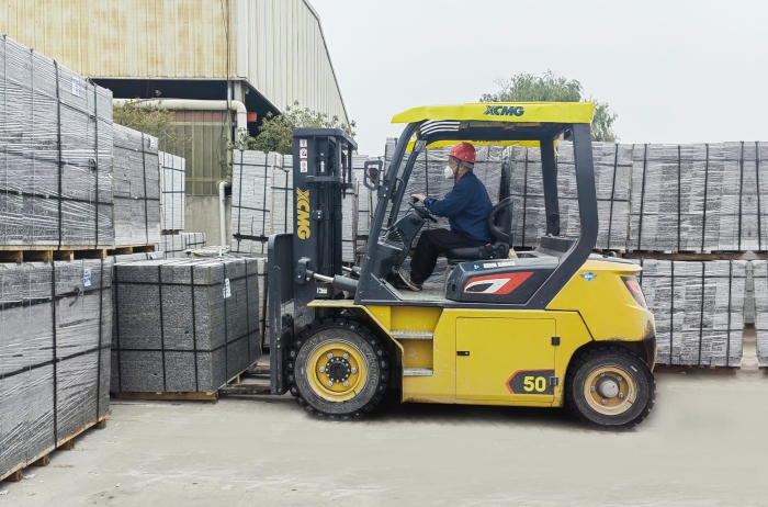 有“石”力！emc易倍孔雀电动叉车强势入驻石材厂