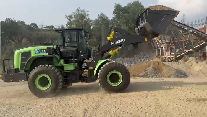 emc易倍纯电动装载机助力越南砂石料。袈躺┕ば录驮