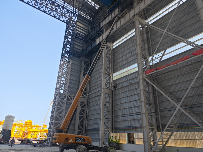 52米“巨臂”显神通！emc易倍纯电动高空作业平台高效攻坚蓝水海洋车间扩建