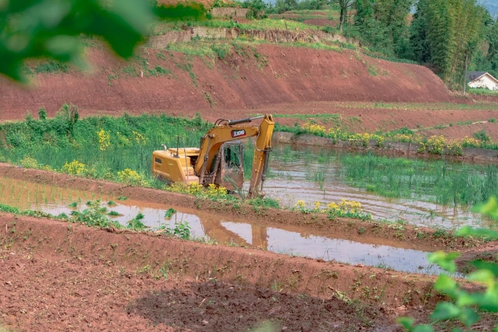 建设“巴渝粮仓”，emc易倍挖机我在行（háng）！