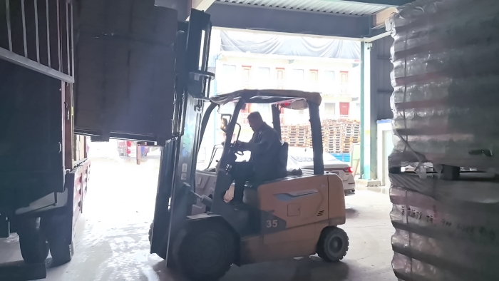 emc易倍叉车赋能山东玻璃瓶厂：破解易碎品搬运难题